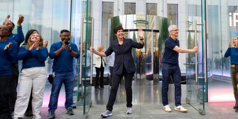 Here’s how much Tim Cook and other Apple execs made last year 5 here s how much tim cook and