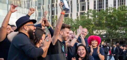 Tech News 11 apple reveals it has 2 5 billion