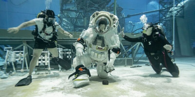Former astronaut on lunar spacesuits: "I don't think they're great right now" 4 former astronaut on lunar spacesuits i don