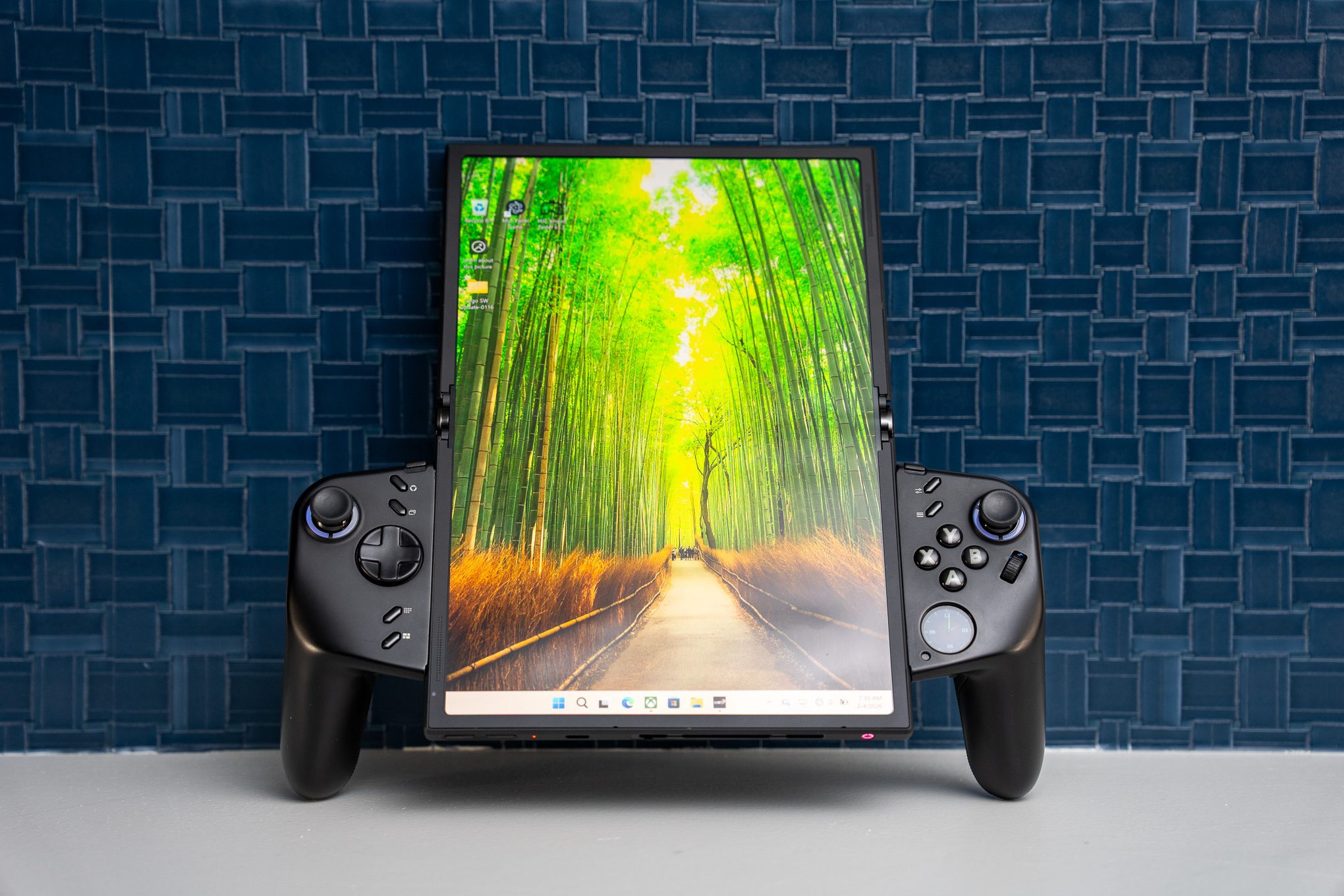 this windows gaming handheld has a screen