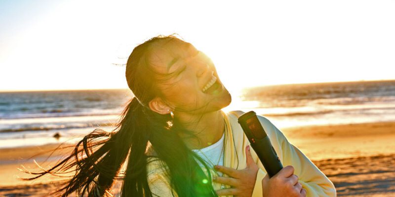 JBL’s new party speaker comes with a karaoke mic that helps you hit those high notes 11 jbl s new party speaker comes with