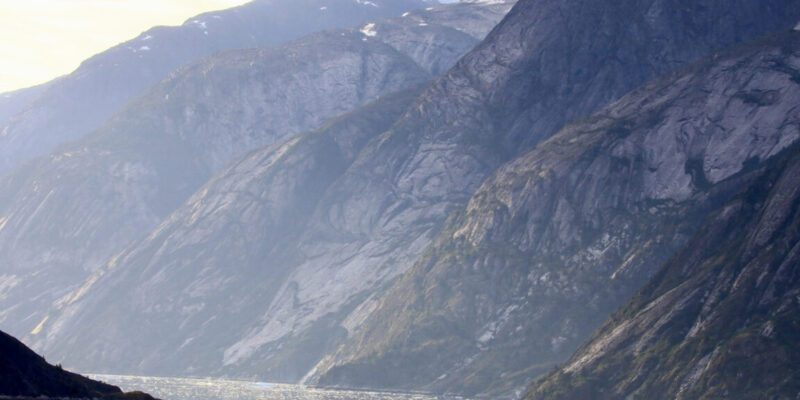 Huge landslide created a 500-meter-high tsunami in a major tourist area 8 huge landslide created a 500-meter-high tsunami in