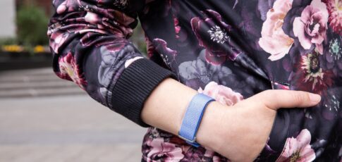 the fitbit air takes a smarter approach