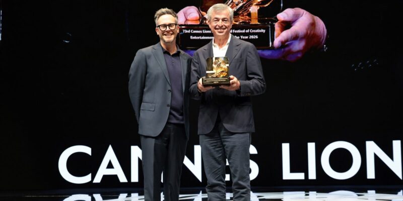 eddy cue accepts entertainment person of the
