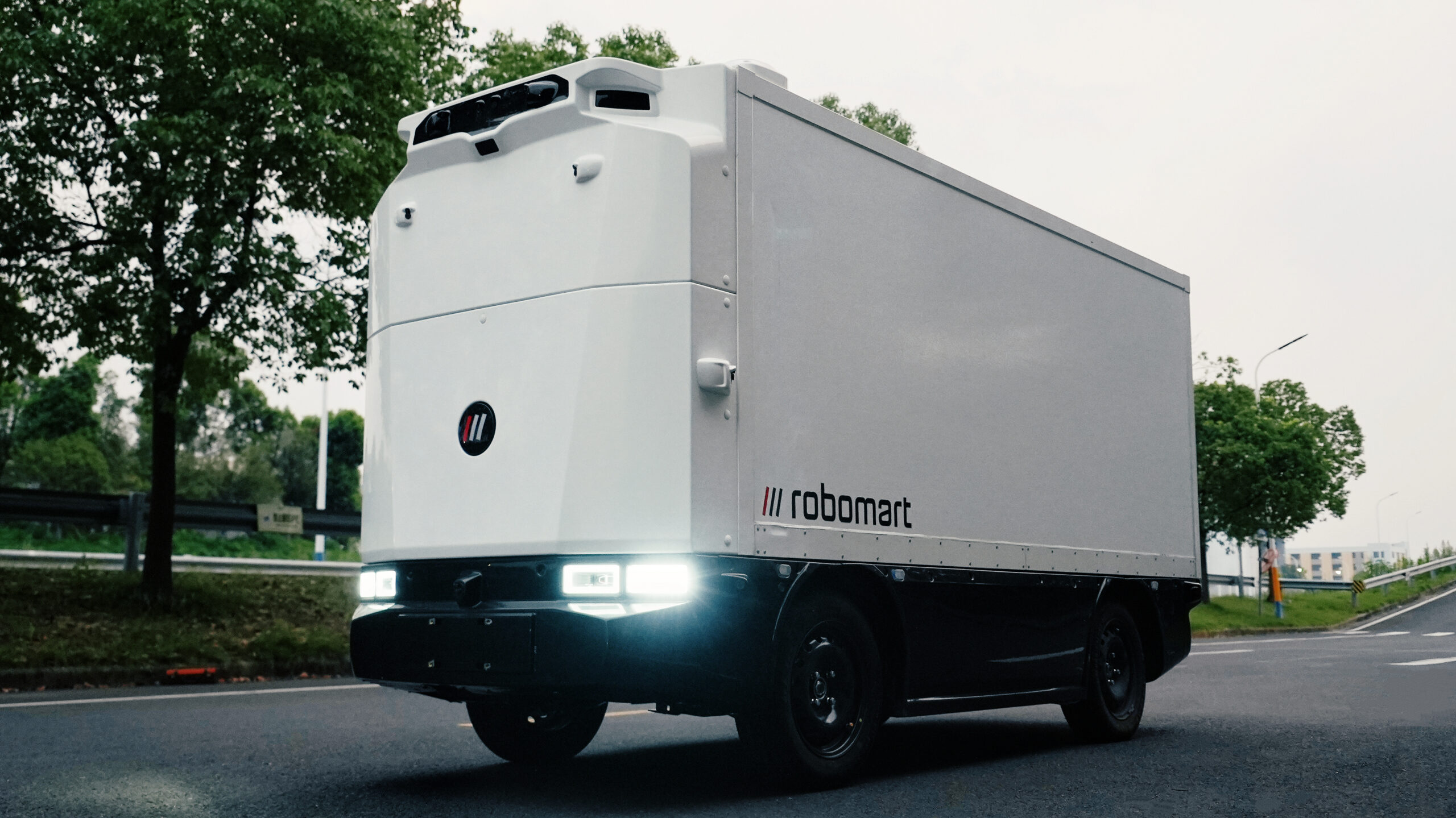This new delivery robot will bring the entire grocery store to you