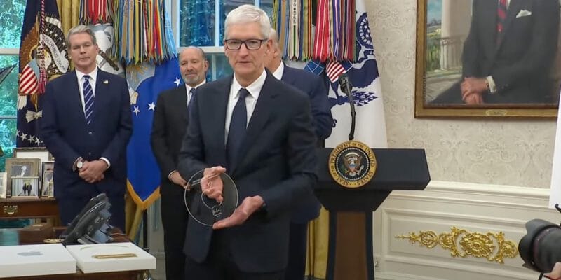 South Park mocks Tim Cook’s golden gift to Donald Trump 17 South Park mocks Tim Cook’s golden gift to Donald Trump