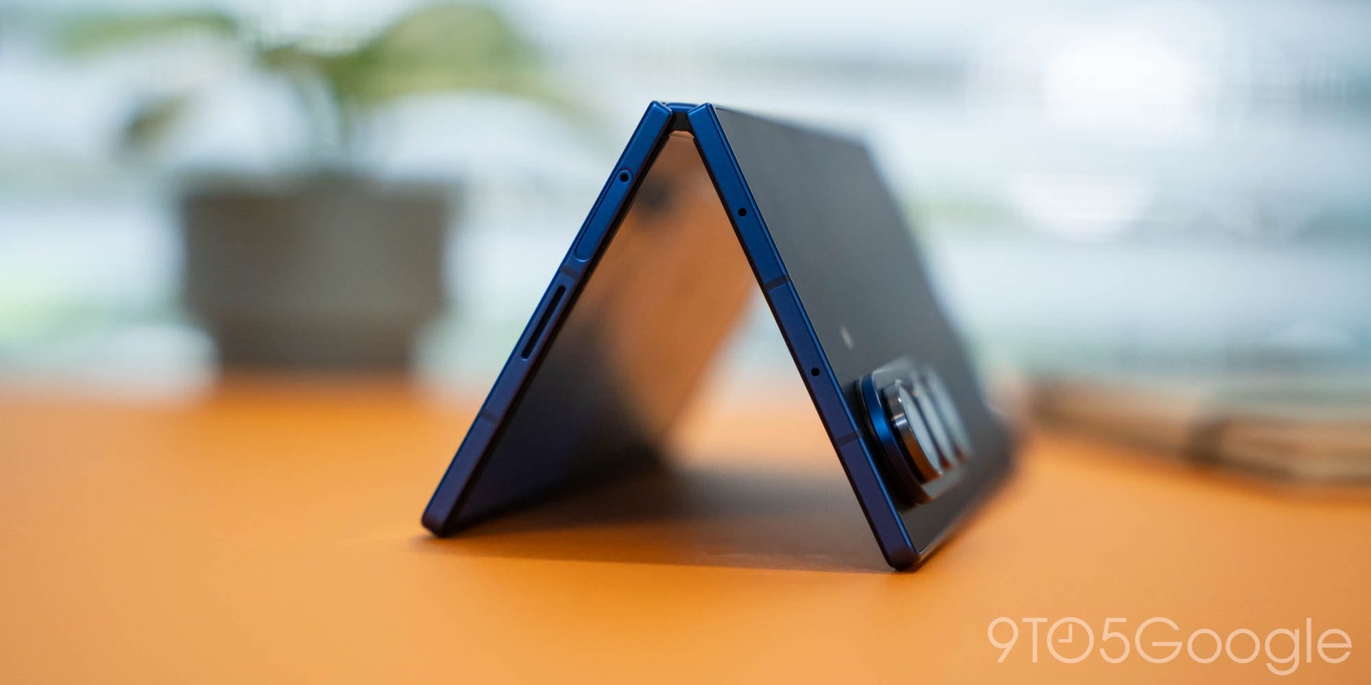 Deals: Galaxy Fold 7 $300 off, 2025 Razr+ Amazon low, HP OmniBook X Flip $500+ off, Google smart TV $448, more