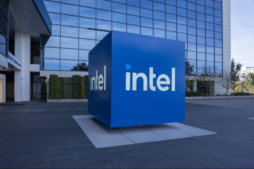 intel s chief executive of products departs