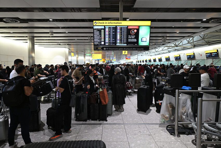 hundreds of flights delayed at heathrow and