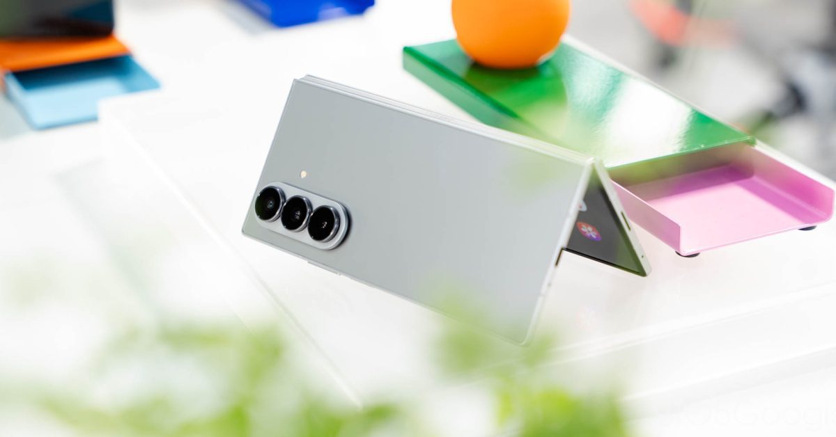 samsung is still considering releasing galaxy trifold