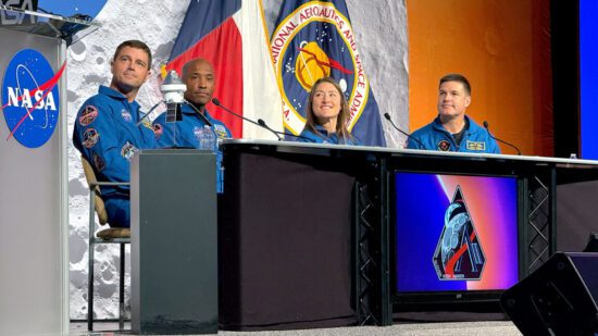 the crew of artemis ii will fly
