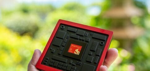 qualcomm tries to unseat apple with world