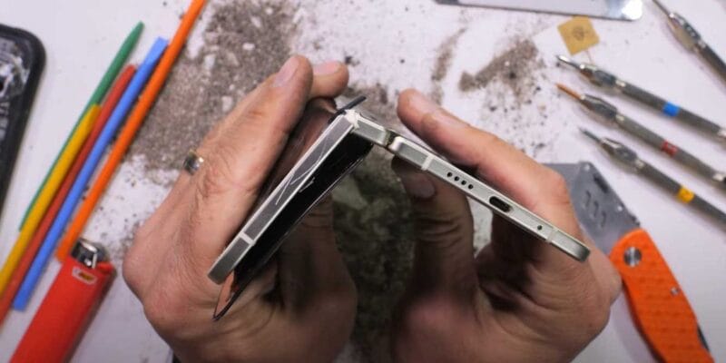 Pixel 10 Pro Fold bends and breaks in durability test, just like its predecessors | Hashe Computer Solutions (Pvt) Ltd.