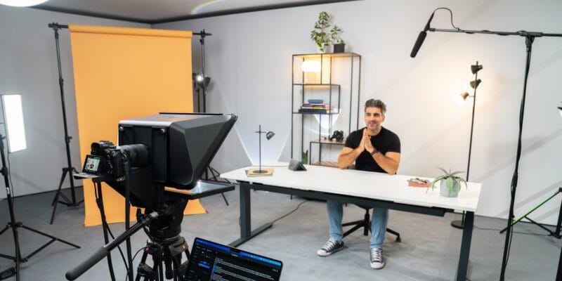 Elgato is launching a bigger teleprompter for presenters, podcasters, and businesses 5 elgato is launching a bigger teleprompter for