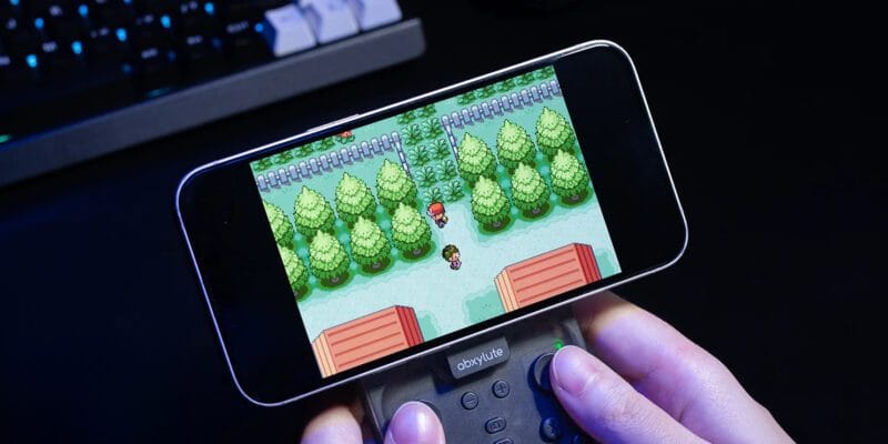 This magnetic controller brings Game Boy-style controls to your smartphone 5 this magnetic controller brings game boy-style controls