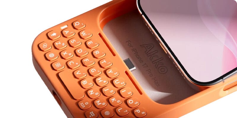 This BlackBerry-style iPhone keyboard case has an optional weight to improve its balance 15 This BlackBerry-style iPhone keyboard case has an optional weight to improve its balance | Hashe Computer Solutions (Pvt) Ltd.