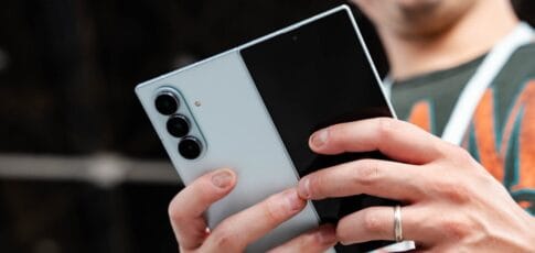 samsung beats apple in global smartphone shipments