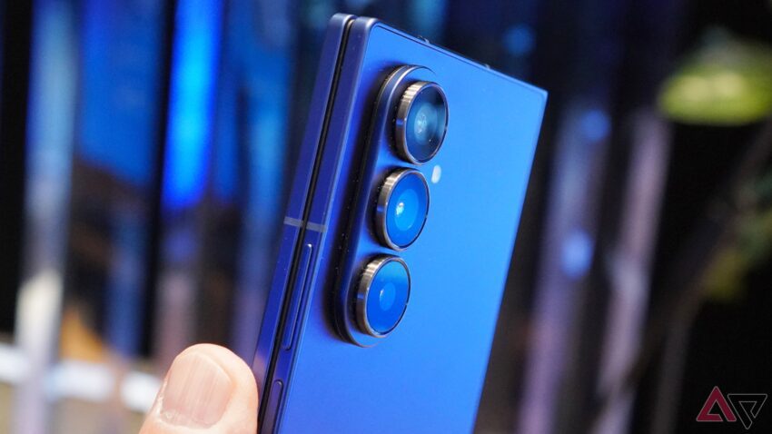 samsung s upcoming tri-fold phone could flex