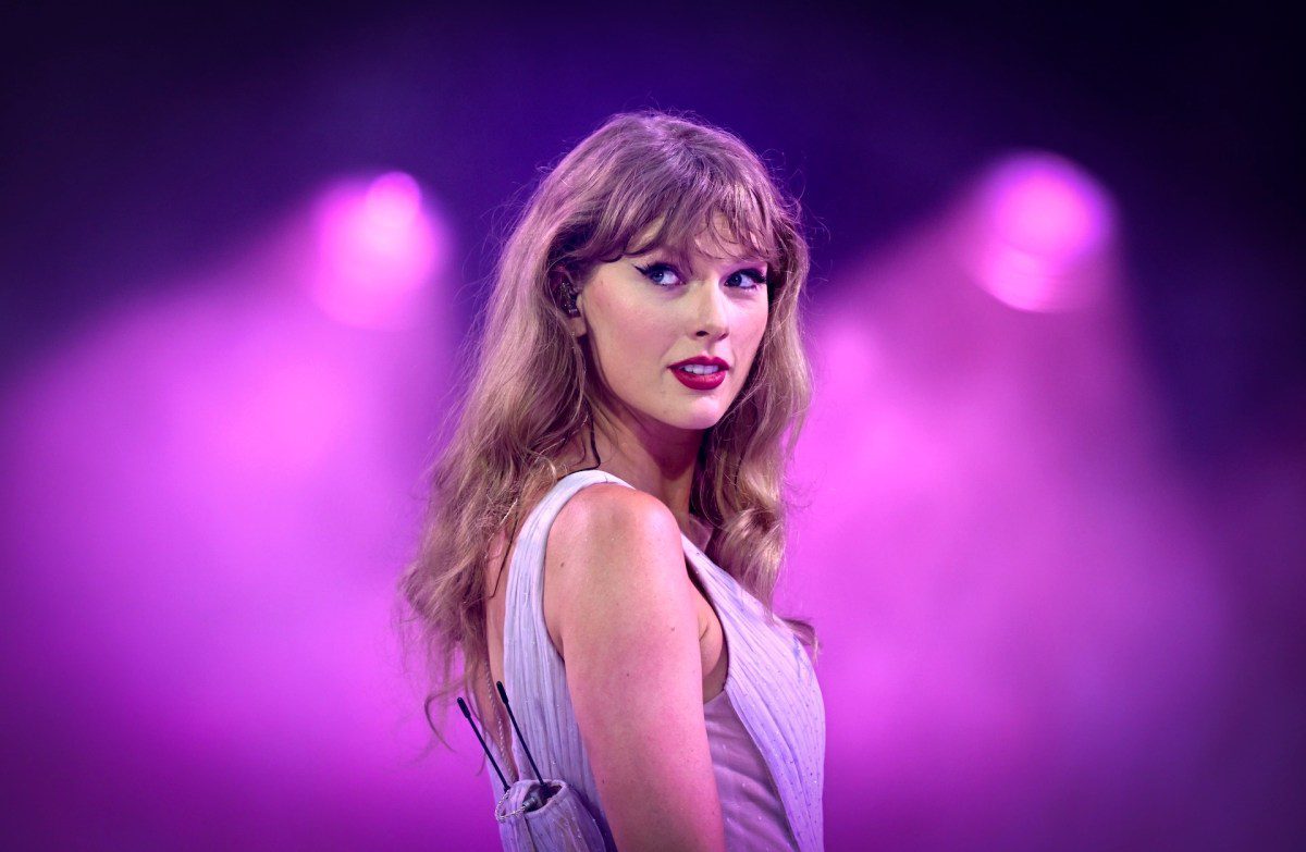taylor swift fans accuse singer of using