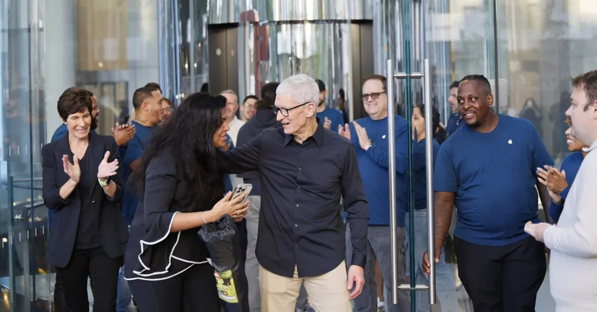 Apple says holiday quarter will be biggest ever in company history 2 apple says holiday quarter will be biggest