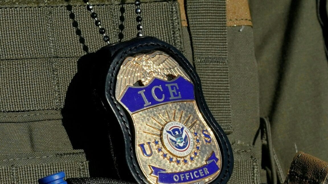 US gives local police a face-scanning app similar to one used by ICE agents 2 us gives local police a face-scanning app