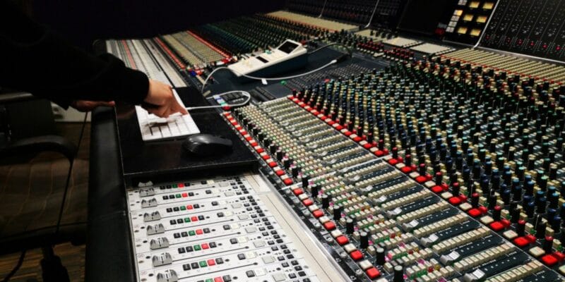 Warner Music signs deal with AI music startup Suno, settles lawsuit 12 Warner Music signs deal with AI music startup Suno, settles lawsuit | Hashe Computer Solutions (Pvt) Ltd.