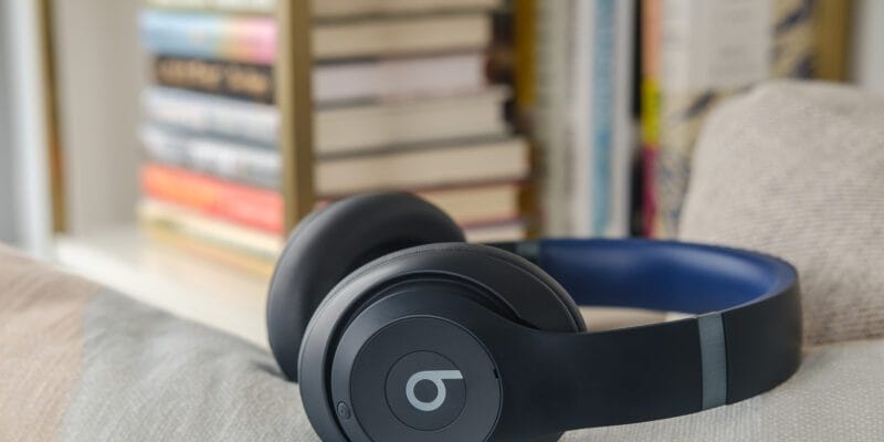 the beats studio pro headphones are 200