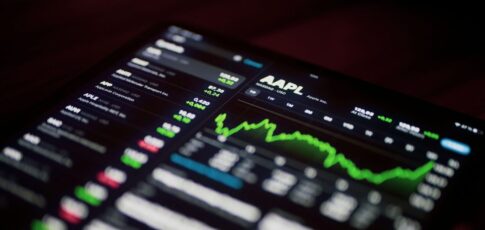 Tech News 8 citi reiterates apple stock buy rating boosts