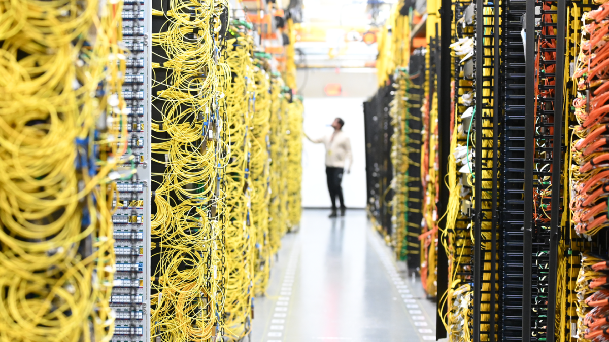 amazon appoints longtime aws exec peter desantis
