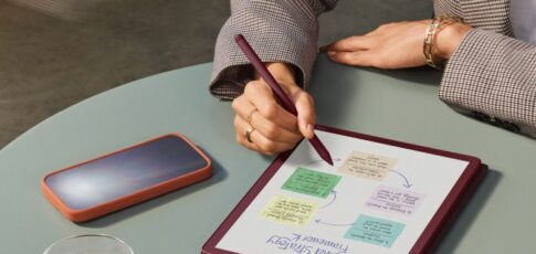 Tech News 10 kindle scribe colorsoft brings color e-ink to