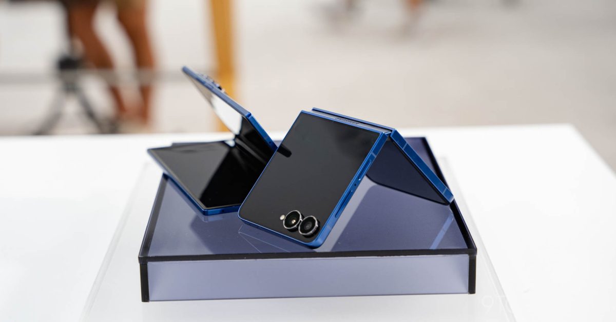 deals z flip 7 250 off moto