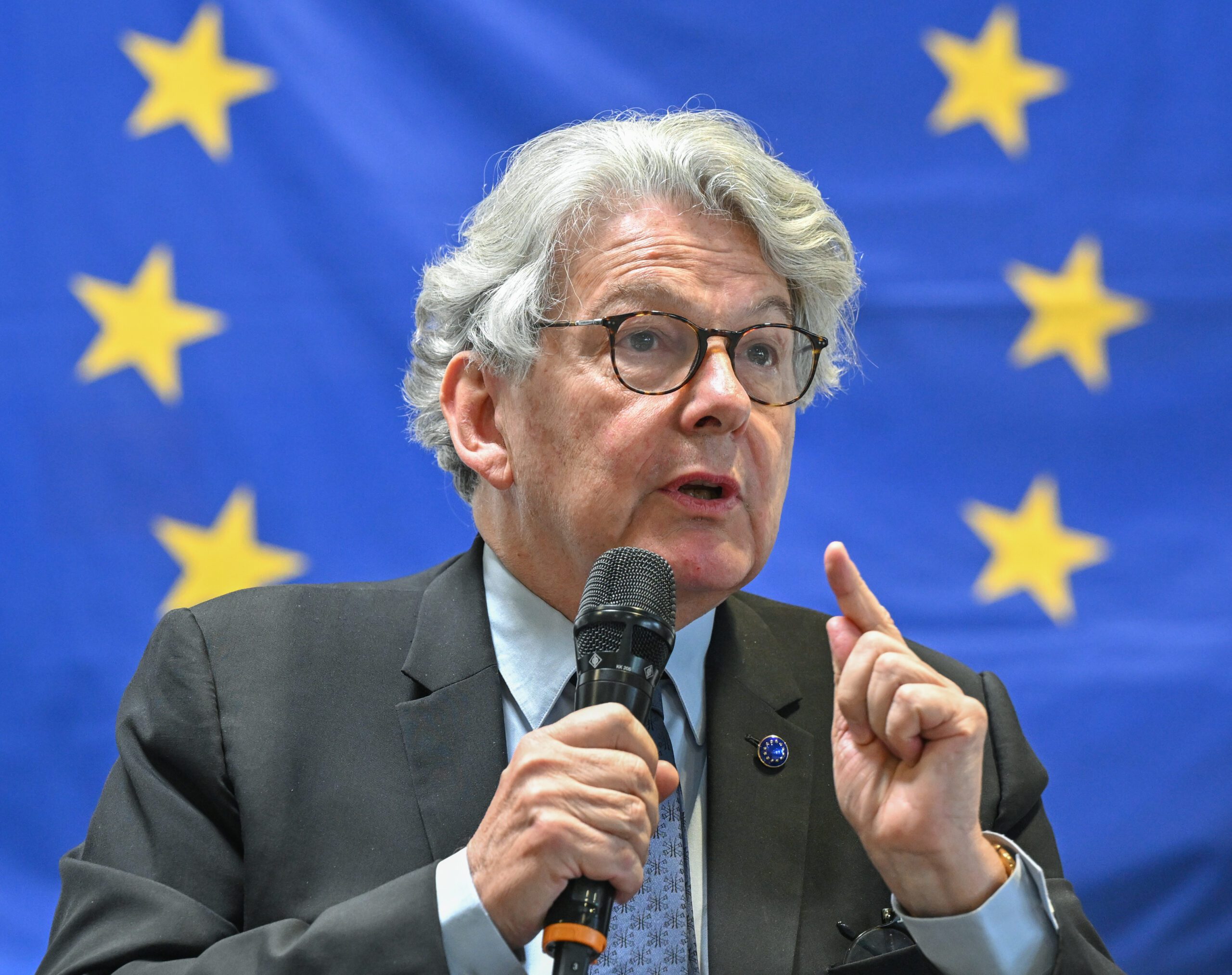 trump administration bars former eu official and