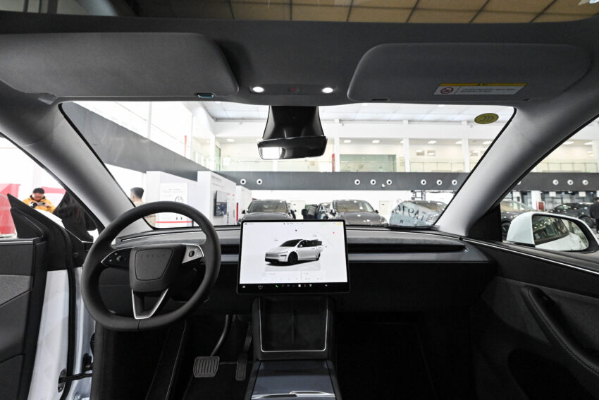 elon musk says tesla drivers can text