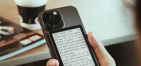 Tech News 6 this tiny magnetic e-reader sticks to the