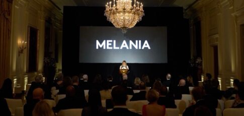 Tech News 7 tim cook attends vip white house screening