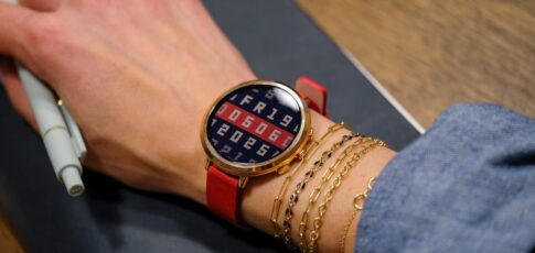 the pebble round smartwatch is getting a