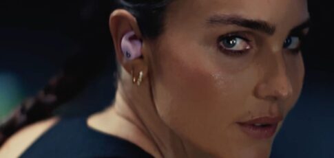Tech News 12 kirsty godso stars in new powerbeats fit