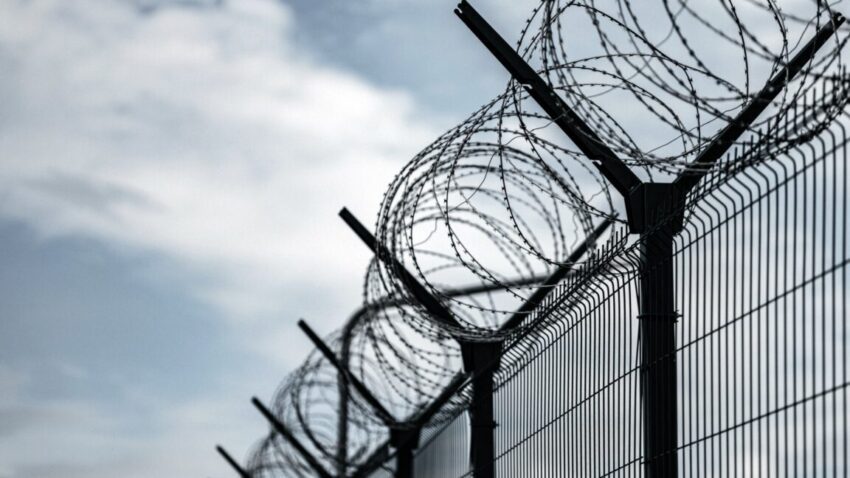 Letting prisons jam contraband phones is a bad idea, phone companies tell FCC 1 letting prisons jam contraband phones is a