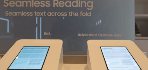 samsung showed off a crease-less display ready