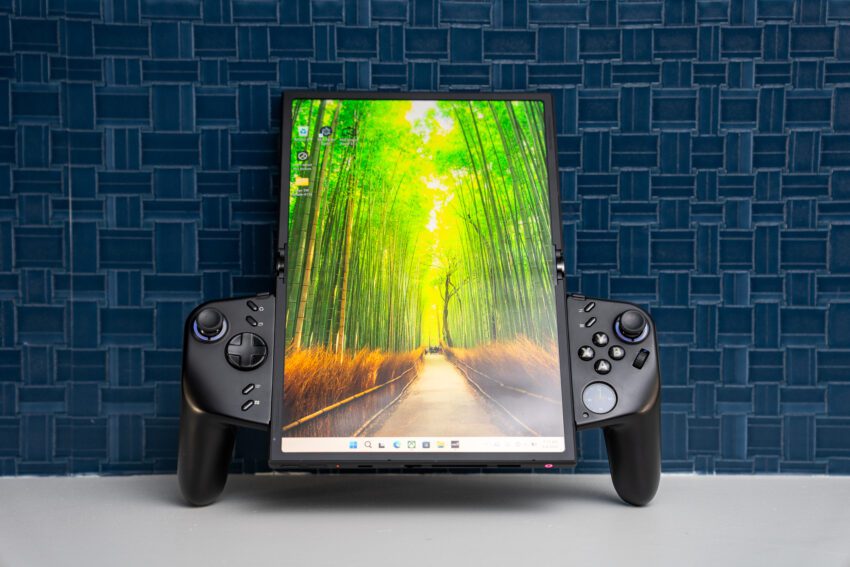 this windows gaming handheld has a screen