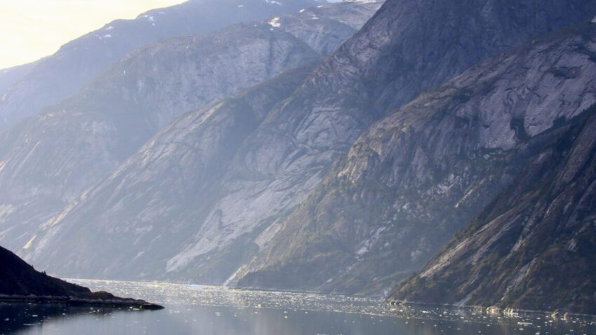 Huge landslide created a 500-meter-high tsunami in a major tourist area 1 huge landslide created a 500-meter-high tsunami in